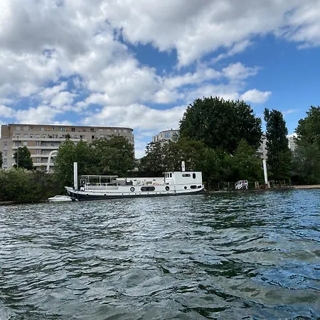 D'hotes Sur Un Bateau *