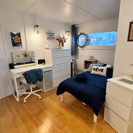 D'hotes Sur Un Bateau Bed & Breakfast *