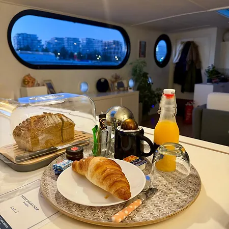 D'hotes Sur Un Bateau Bed & Breakfast *